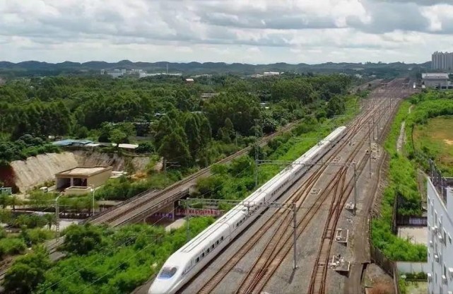 差两秒被高铁撞上广西两男孩竟偷入高铁封闭区拍视频致动车被逼停30