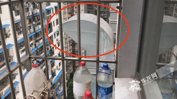 楼下开店楼上遭殃1楼火锅店大烟囱修到了16楼住户窗前