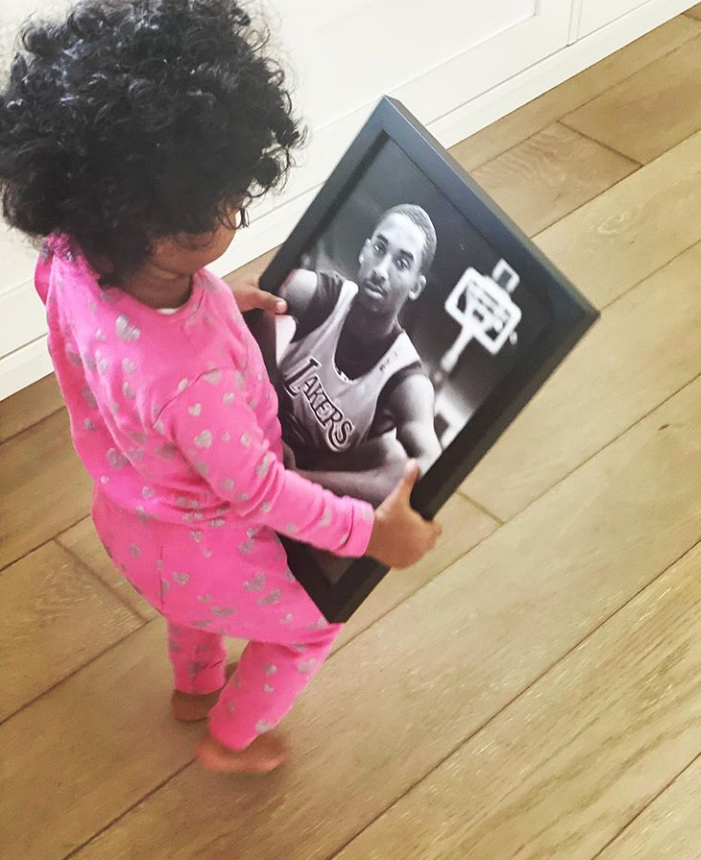 瓦妮莎|泪目！瓦妮莎发文悼念科比离世九个月，小女儿捧遗照喊爸爸太心酸