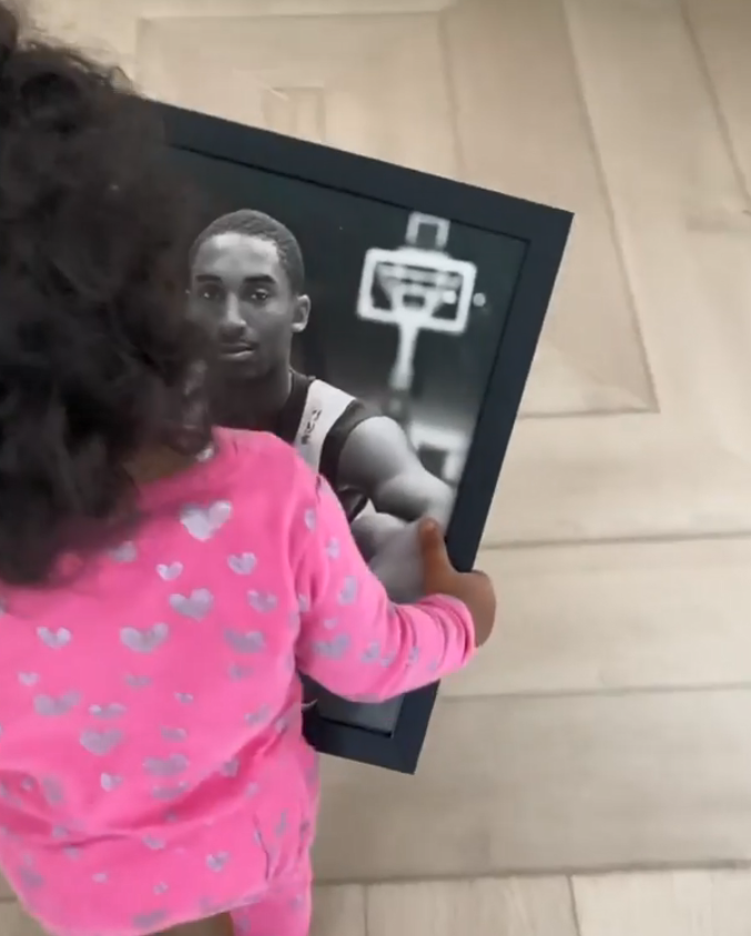 瓦妮莎|泪目！瓦妮莎发文悼念科比离世九个月，小女儿捧遗照喊爸爸太心酸