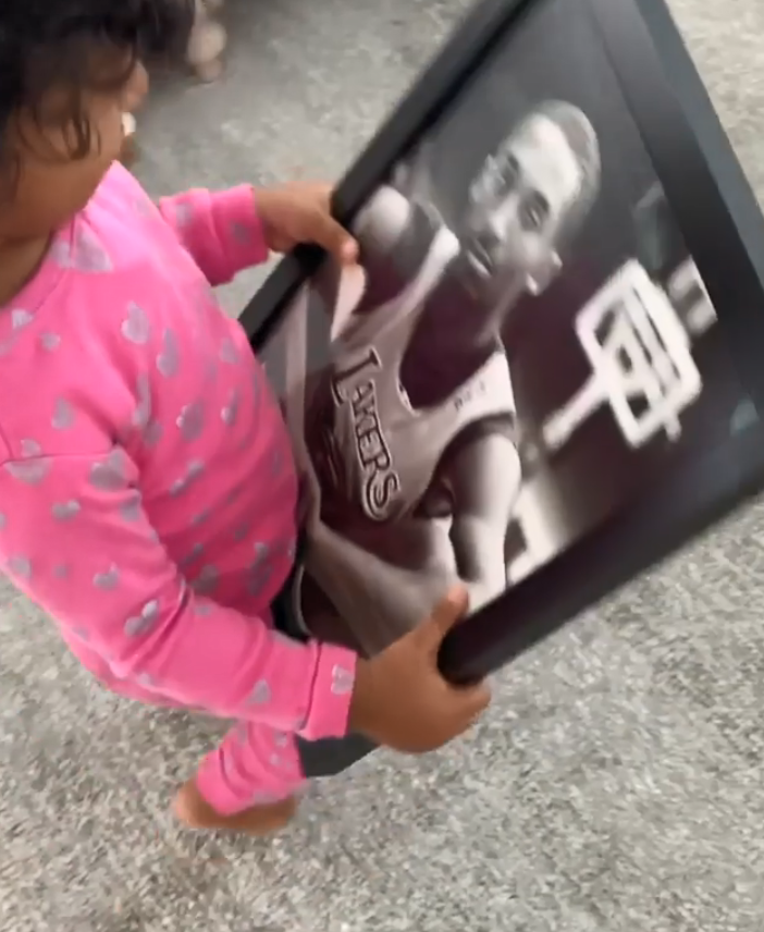 瓦妮莎|泪目！瓦妮莎发文悼念科比离世九个月，小女儿捧遗照喊爸爸太心酸