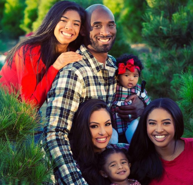 瓦妮莎|泪目！瓦妮莎发文悼念科比离世九个月，小女儿捧遗照喊爸爸太心酸