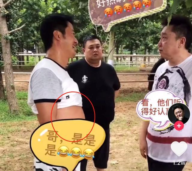 吴京|吴京谢楠深夜撇下孩子聚会，白酒喝到空杯，聊天手舞足蹈似小醉