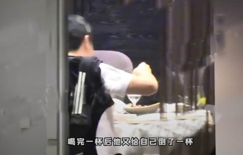 吴京|吴京谢楠深夜撇下孩子聚会，白酒喝到空杯，聊天手舞足蹈似小醉