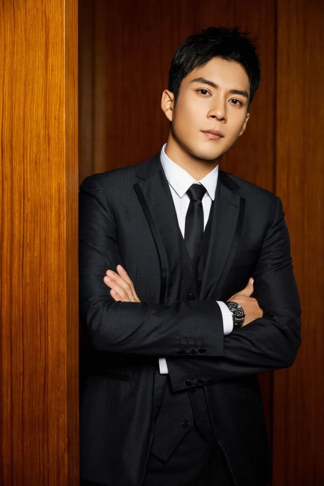 韩东君上海出席品牌活动经典造型勾勒熟男魅力