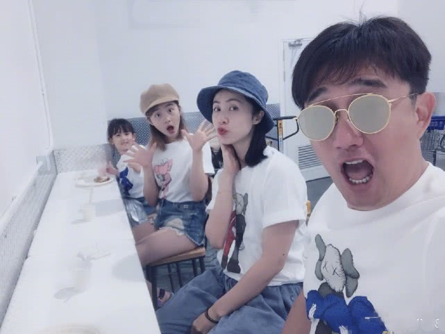 黄磊|黄磊罕晒与三胎儿子温馨合照，弟弟长高不少，手指天空显童真