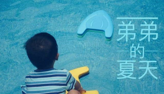 黄磊|黄磊罕晒与三胎儿子温馨合照，弟弟长高不少，手指天空显童真