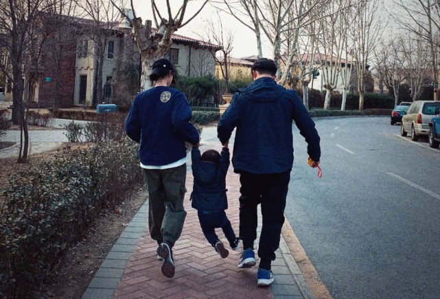 黄磊|黄磊罕晒与三胎儿子温馨合照，弟弟长高不少，手指天空显童真