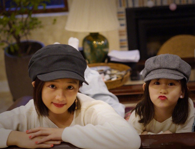 黄磊|黄磊罕晒与三胎儿子温馨合照，弟弟长高不少，手指天空显童真