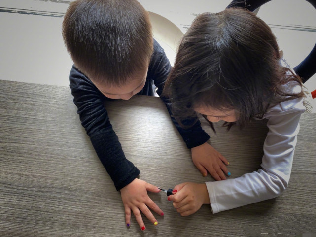 黄磊|黄磊罕晒与三胎儿子温馨合照，弟弟长高不少，手指天空显童真