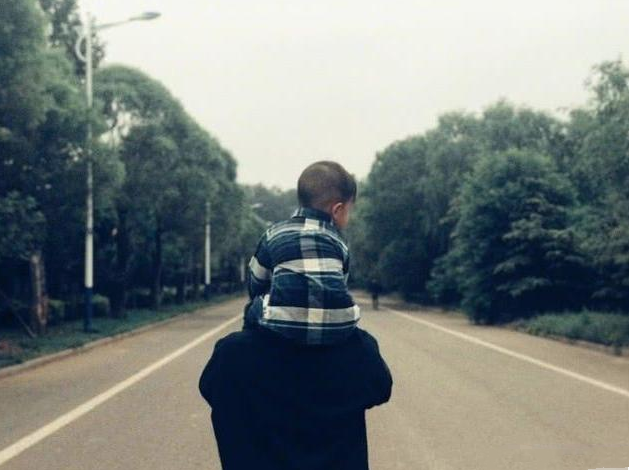 黄磊|黄磊罕晒与三胎儿子温馨合照，弟弟长高不少，手指天空显童真