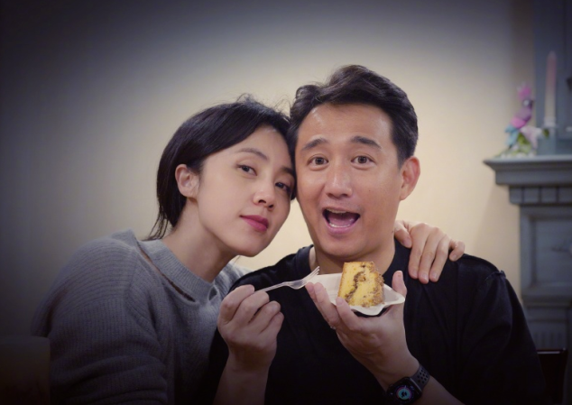 黄磊|黄磊罕晒与三胎儿子温馨合照，弟弟长高不少，手指天空显童真