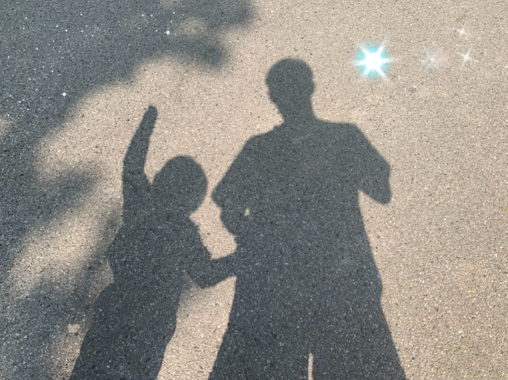 黄磊|黄磊罕晒与三胎儿子温馨合照，弟弟长高不少，手指天空显童真