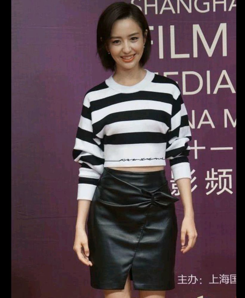 佟丽娅|佟丽娅穿黑色小皮裙亮相金鸡奖，短发小蛮腰御姐范儿十足，确定只有37岁？