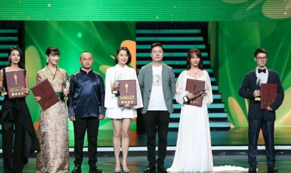 佟丽娅|佟丽娅穿黑色小皮裙亮相金鸡奖，短发小蛮腰御姐范儿十足，确定只有37岁？