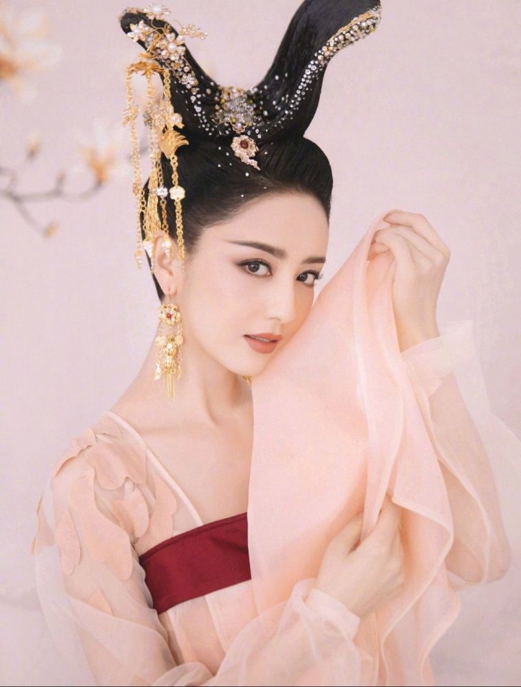 佟丽娅|佟丽娅穿黑色小皮裙亮相金鸡奖，短发小蛮腰御姐范儿十足，确定只有37岁？