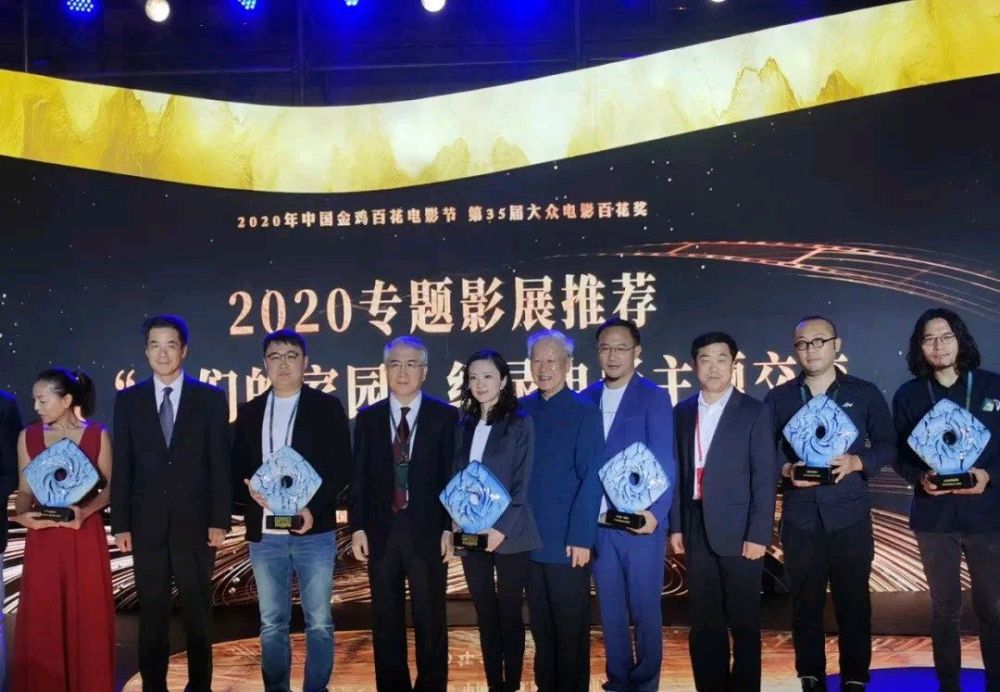 佟丽娅|佟丽娅穿黑色小皮裙亮相金鸡奖，短发小蛮腰御姐范儿十足，确定只有37岁？