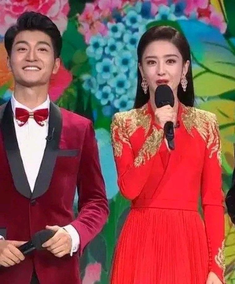 佟丽娅|佟丽娅穿黑色小皮裙亮相金鸡奖，短发小蛮腰御姐范儿十足，确定只有37岁？