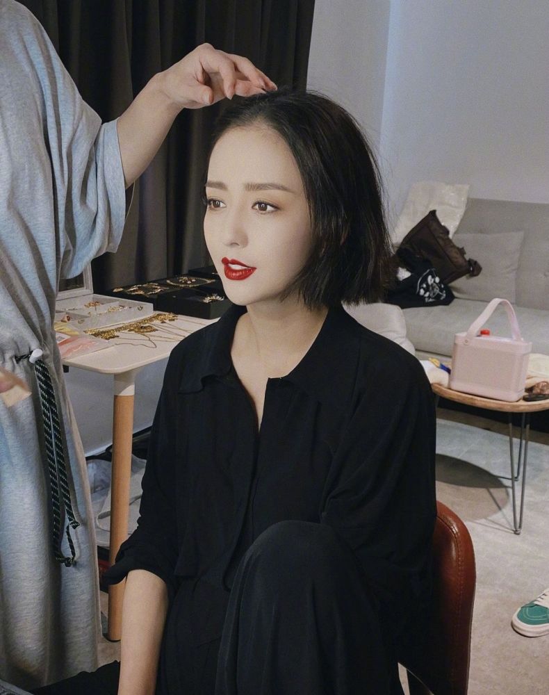 佟丽娅|佟丽娅穿黑色小皮裙亮相金鸡奖，短发小蛮腰御姐范儿十足，确定只有37岁？