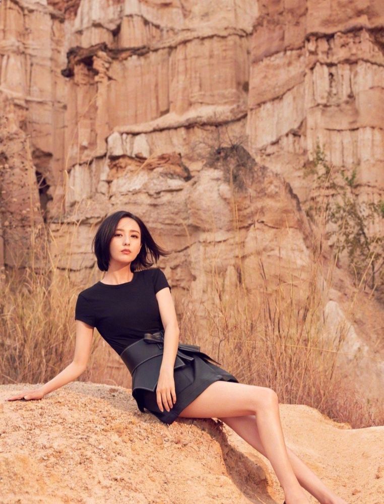 佟丽娅|佟丽娅穿黑色小皮裙亮相金鸡奖，短发小蛮腰御姐范儿十足，确定只有37岁？