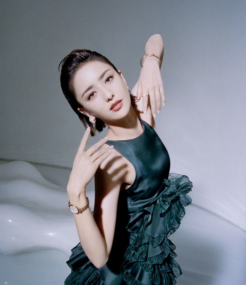 佟丽娅|佟丽娅穿黑色小皮裙亮相金鸡奖，短发小蛮腰御姐范儿十足，确定只有37岁？