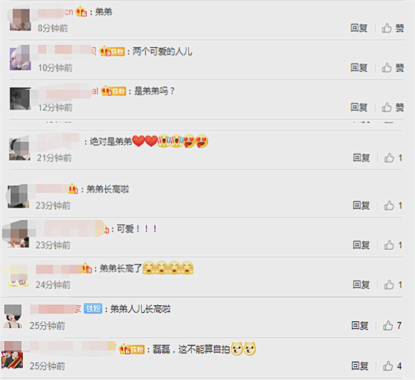 黄磊|黄磊罕晒与三胎儿子温馨合照，弟弟长高不少，手指天空显童真