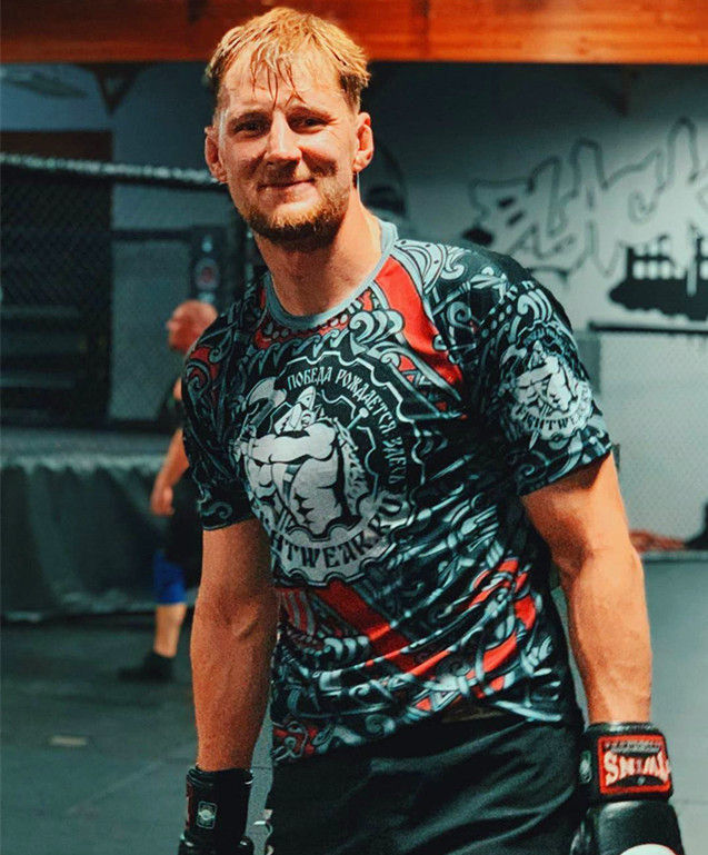 ufc重量级阿列克谢-奥莱尼克