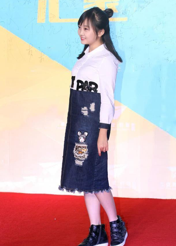 林妙可终于穿对一次,衬衫牛仔裙拼接设计,结果意外好看