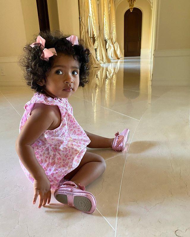 科比3岁女儿对着照片喊爸爸让人心痛女儿穿一身粉五官太像爸