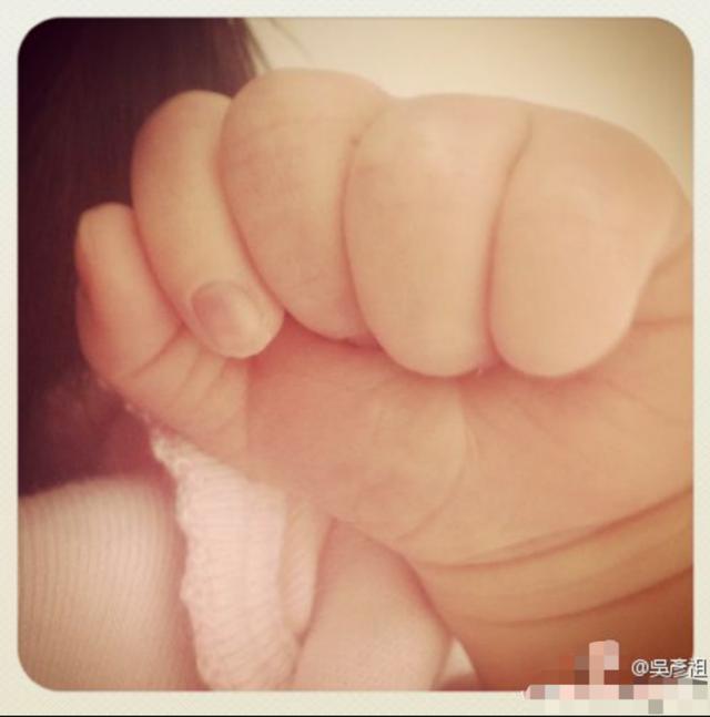 吴彦祖|吴彦祖二胎得女？晒抱婴儿照片面露喜色，引众人道贺却闹了大乌龙