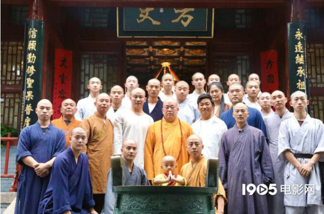 再次回到当年刻苦练功的少林寺,探访师父释永信,同门师兄弟延竑法师