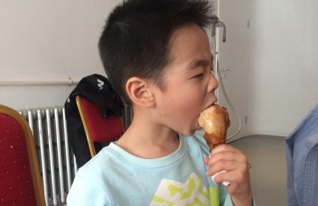 儿子吃鸡腿女儿啃骨头妈妈差别对待两个孩子邻居不配当父母