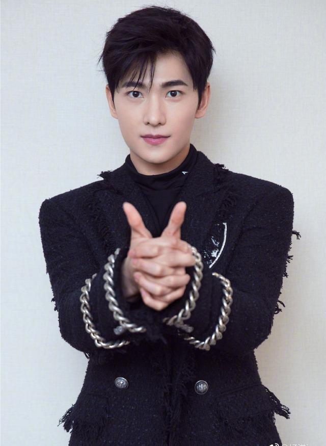 杨洋|杨洋爱上李一桐？两人录节目太甜引质疑，网友：因为李一桐长得像李沁