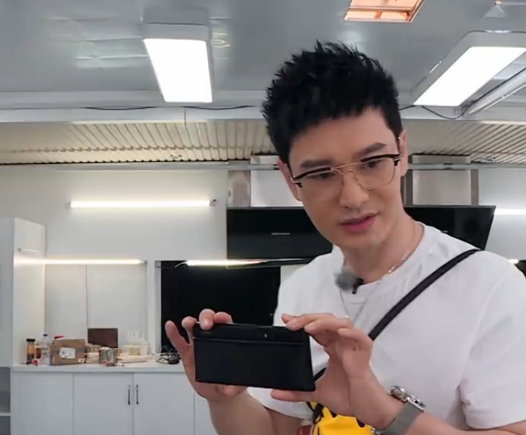 赵丽颖|勤俭不是装的！中餐厅首次曝光黄晓明和赵丽颖的手机，差距太大