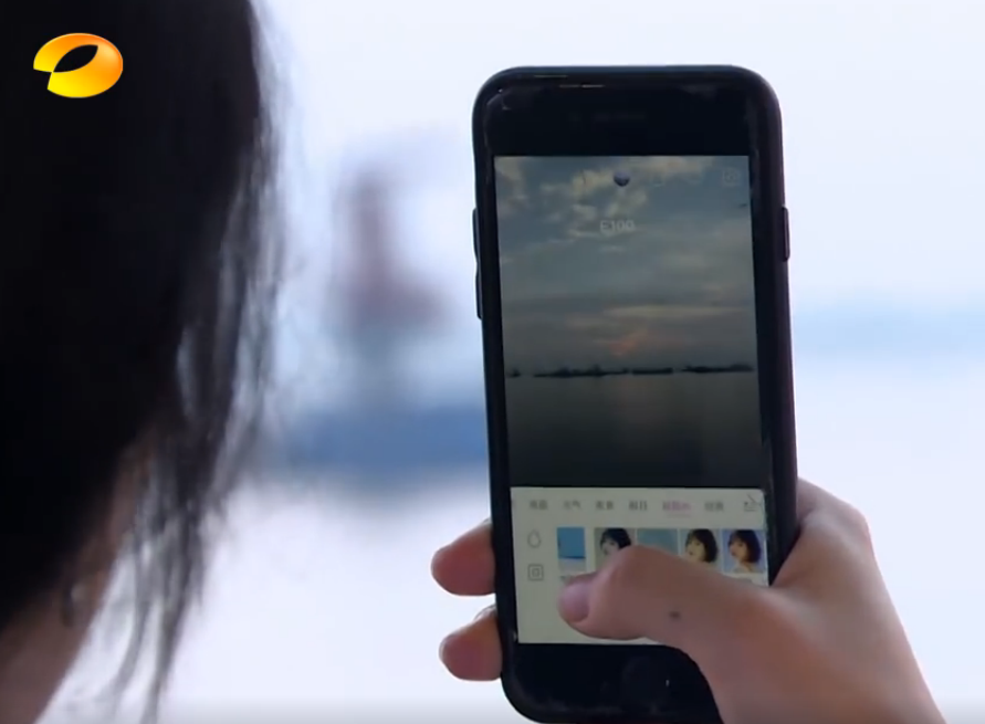 赵丽颖|勤俭不是装的！中餐厅首次曝光黄晓明和赵丽颖的手机，差距太大