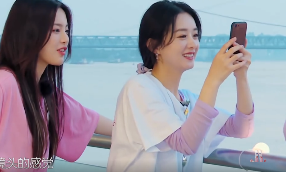 赵丽颖|勤俭不是装的！中餐厅首次曝光黄晓明和赵丽颖的手机，差距太大