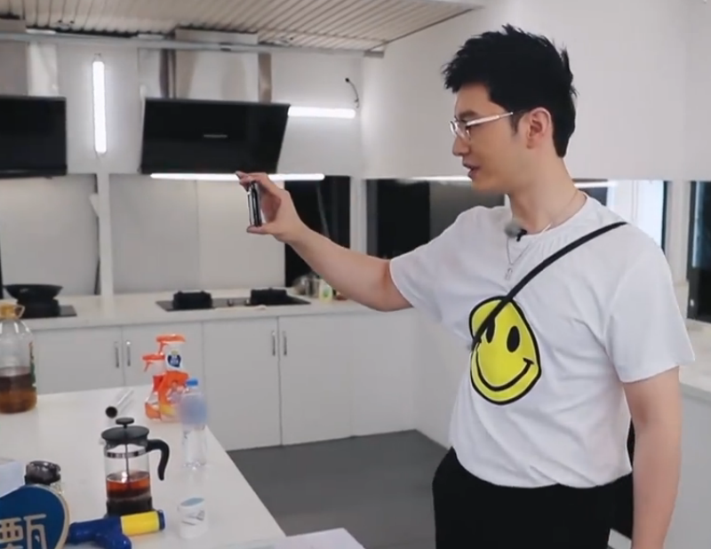 赵丽颖|勤俭不是装的！中餐厅首次曝光黄晓明和赵丽颖的手机，差距太大