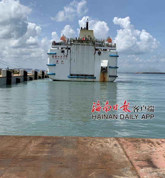 "紫荆二十二号"到达新海港11时20分左右也于今早7时起暂停客滚船业务