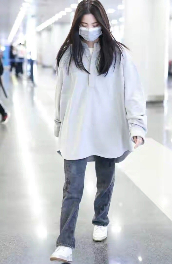 欧阳娜娜现身机场穿烟灰裤的腿却成亮点确定有94斤