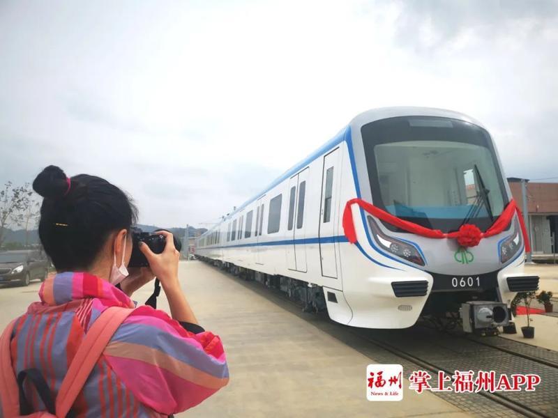 刚刚福州地铁6号线首列车亮相组图