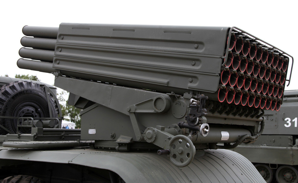 俄新型火箭炮亮相高加索军演20秒内向敌装甲群倾泻五百枚火箭弹