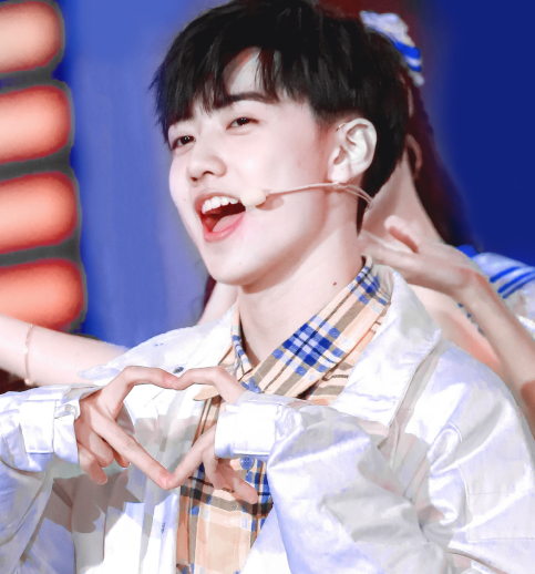 r1se成员比心,何洛洛奶萌,焉栩嘉很甜,看到夏之光:够独特!