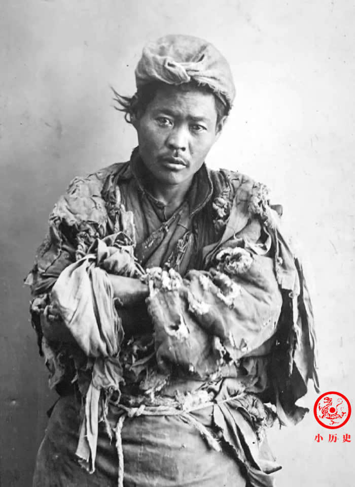 晚清老照片年轻女子衣装华美新婚夫妻合影新郎表情尴尬