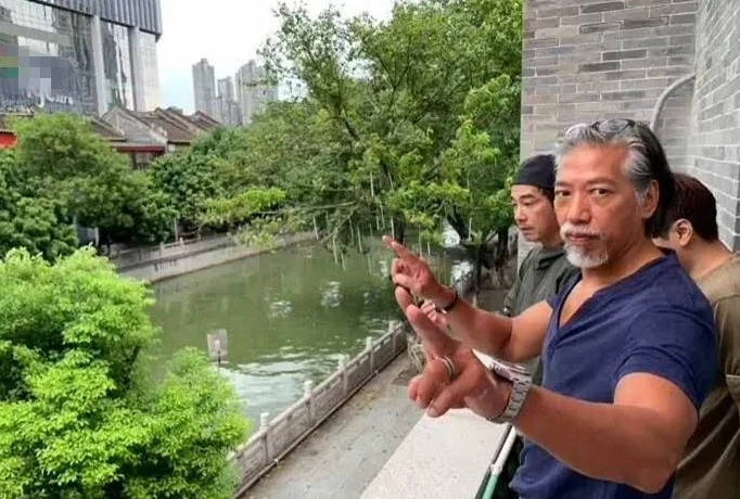 张耀扬|乌鸦张耀扬被曝将正式复出，与陈小春一起外出勘景，准备新电影