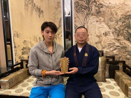 黄子韬|黄子韬父亲去世后首亮相，打扮低调身形消瘦，手戴佛珠似悼念爸爸