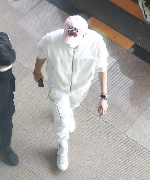 黄子韬|黄子韬父亲去世后首亮相，打扮低调身形消瘦，手戴佛珠似悼念爸爸