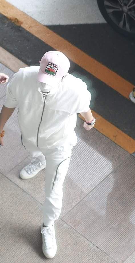 黄子韬|黄子韬父亲去世后首亮相，打扮低调身形消瘦，手戴佛珠似悼念爸爸