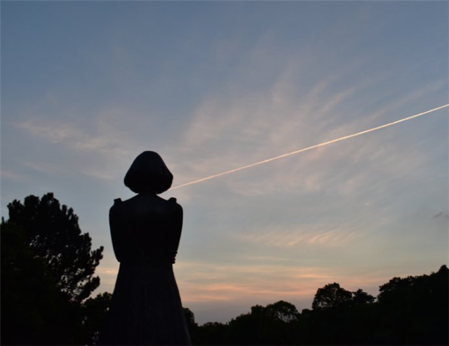 姚贝娜|姚贝娜癌症去世6年，经纪人前去扫墓，祭奠她39岁冥诞