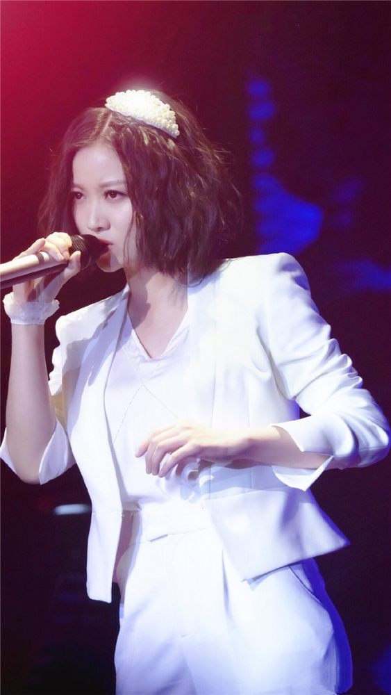 姚贝娜|姚贝娜癌症去世6年，经纪人前去扫墓，祭奠她39岁冥诞