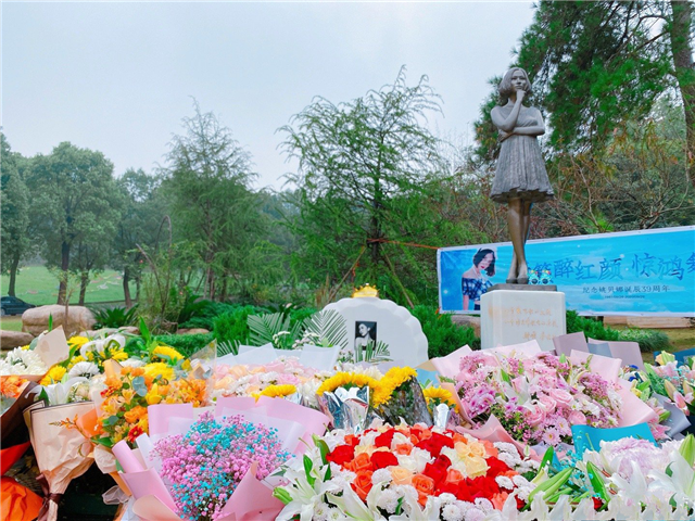 姚贝娜|姚贝娜癌症去世6年，经纪人前去扫墓，祭奠她39岁冥诞